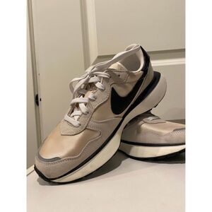 Nike Waffle Sneakers – Beige/Black